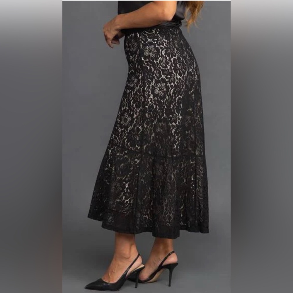 Papillon NWT Elegant Black Lace Skirt Size Large